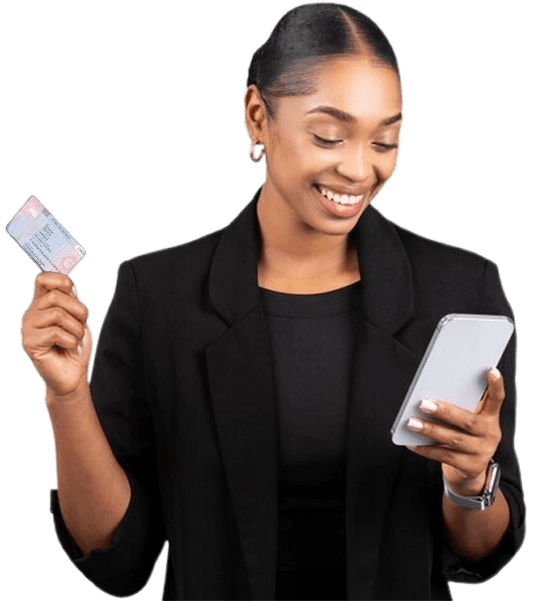 Femme tenant une carte de séjour